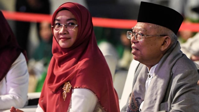 Ma'ruf Amin didampingi istinya, Wury Estu Handayani di acara Konser Nasyid dan Sholawat untuk Kerukunan Bangsa di Istora Senayan, Jakarta, Sabtu (20/10/2018).  Foto: ANTARA FOTO/Hafidz Mubarak 