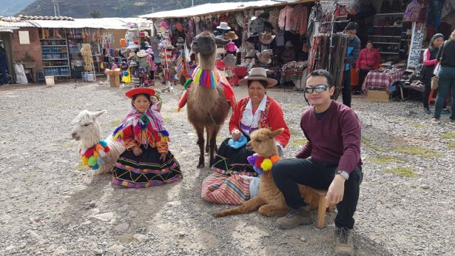 Bersama penduduk setempat di Inka, Peru. (Foto: Dok: Ricardo Perkasa)