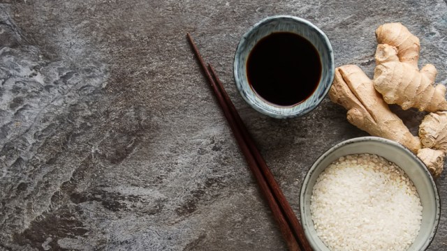 Anda bisa membuat sendiri saus jahe untuk nasi ayam hainan  (Foto: Shutterstock)