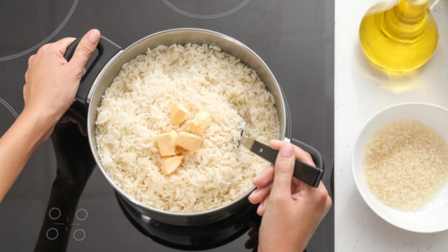 Ilustrasi cara memasak nasi ayam hainan (Foto: Shutterstock)