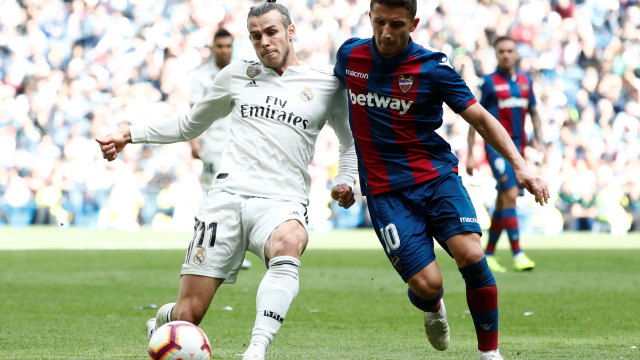 Gareth Bale (kiri) berduel dengan Enis Bardhi (kanan). (Foto: REUTERS/Susana Vera)