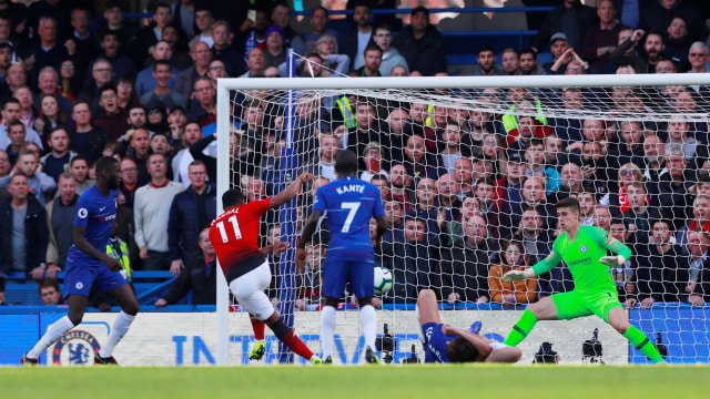 Proses gol Anthony Martial ke gawang Chelsea pada ajang Premier League 2018/19. (Foto: Reuters/Andrew Couldridge)