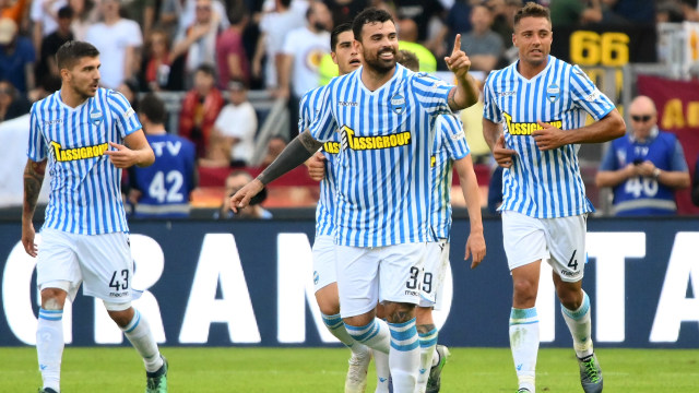 Andrea Petagna merayakan gol ke gawang AS Roma. (Foto: Alberto PIZZOLI / AFP)