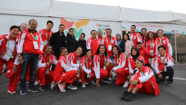 Menpora foto bersama dengan kontingen Indonesia di Youth Olympic Games, Argentina. (Foto: Dok. Kemenpora)