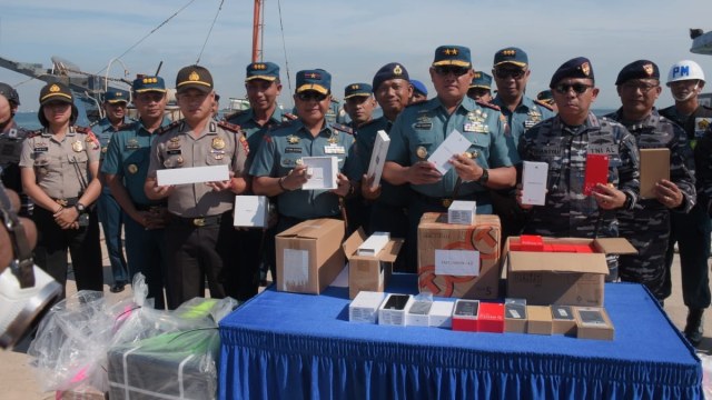 Pemusnahan ribuan handphone oleh Komando Armada 1 di Batam, Minggu (21/10/2018). (Foto: Dok. Istimewa)