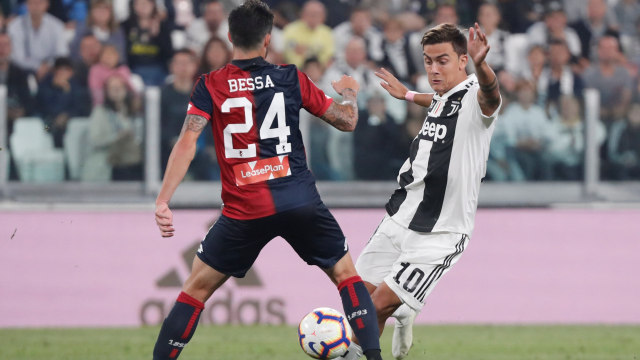 Daniel Bessa berduel dengan Paulo Dybala di laga Juventus vs Genoa. (Foto: REUTERS/Stefano Rellandini)
