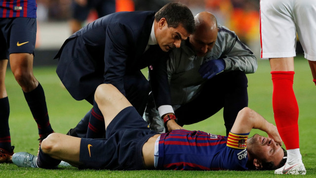 Lionel Messi menerima perawatan. (Foto: REUTERS/Albert Gea)