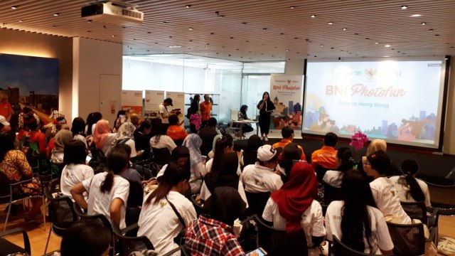 Puluhan peserta dari pekerja migran Indonesia mulai berdatangan di acara workshop kumparan BNI Photofun di Hong Kong, Minggu (21/10). (Foto: Dok. kumparan)