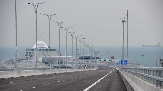 Jembatan Terpanjang di Dunia Akan Beroperasi. (Foto: AFP/Anthony Wallace)