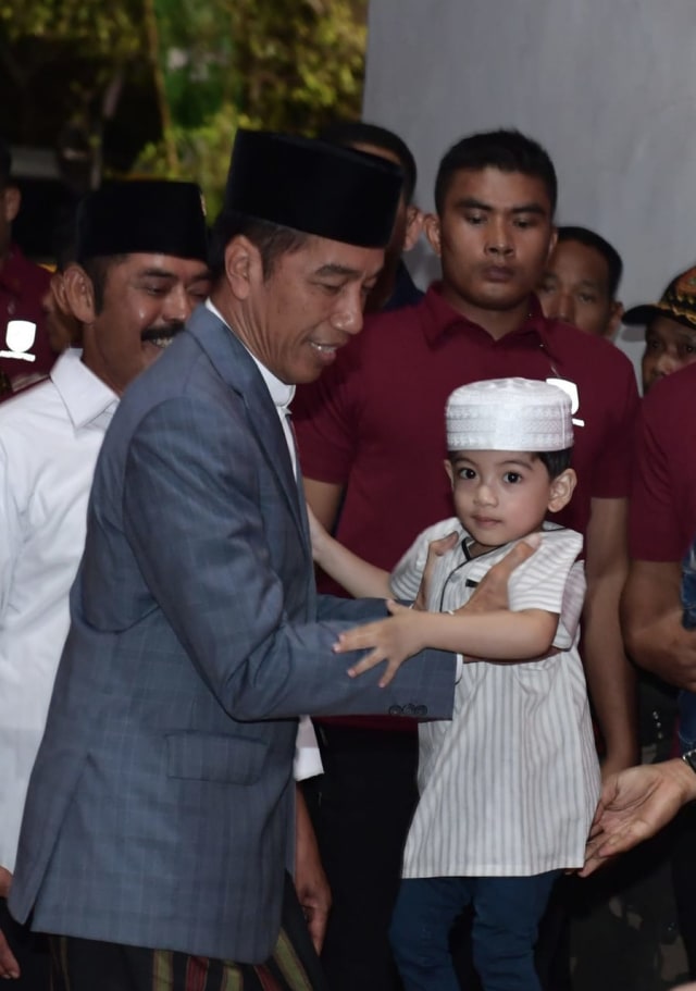 Presiden Jokowi dan Jan Ethes di Apel Akbar Santri Nusantara, Surakarta, Sabtu (20/10).
 (Foto: Dok. Biro Pers Setpres)