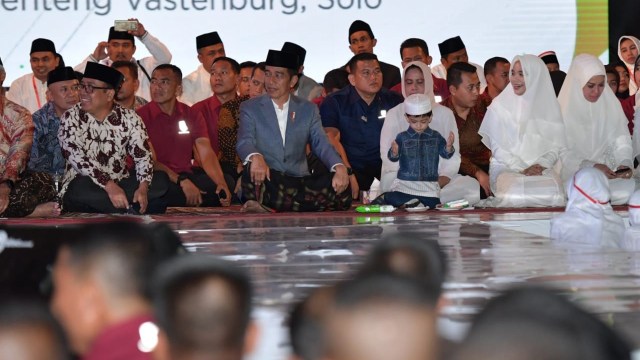 Presiden Jokowi, Jan Ethes dan Ibu Iriana di Apel Akbar Santri Nusantara, Surakarta, Sabtu (20/10).
 (Foto: Dok. Biro Pers Setpres)