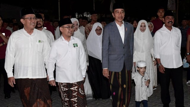Presiden Jokowi, Jan Ethes dan Ibu Iriana di Apel Akbar Santri Nusantara, Surakarta, Sabtu (20/10).
 (Foto: Dok. Biro Pers Setpres)
