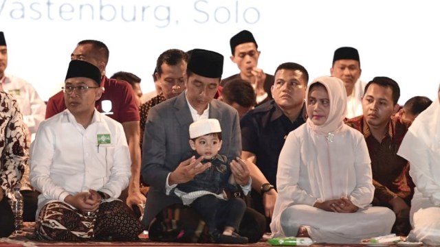 Presiden Jokowi, Jan Ethes dan Ibu Iriana di Apel Akbar Santri Nusantara, Surakarta, Sabtu (20/10).
 (Foto: Dok. Biro Pers Setpres)