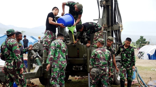 TNI lakukan pencarian titik mata air di Petobo Palu. (Foto: Dok. Puspen TNI)