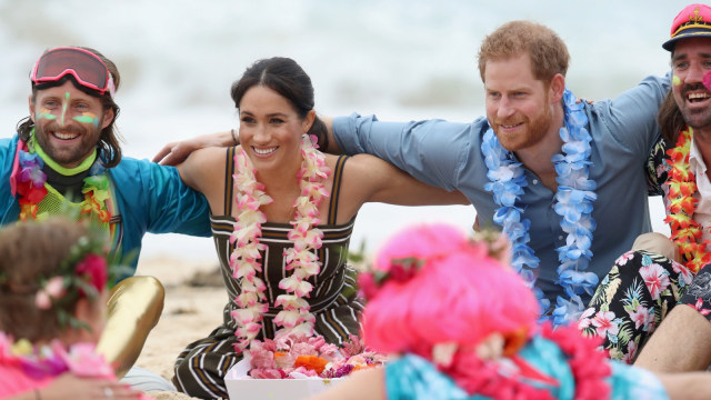 Pangeran Harry dan Meghan Markle disambut dengan rangkaian bunga, mereka bertemu komunitas surfing di Bondi Beach. (Foto: REUTERS/Dominic Lipinski)