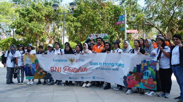 Foto bersama dengan migran Indonesia usai acara workshop kumparan BNI Photofun di Hong Kong, Minggu (21/10). (Foto: Dok. kumparan)