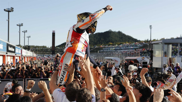 Marc Marquez merayakan gelar juara dunianya. (Foto: Toru Hanai/Reuters)