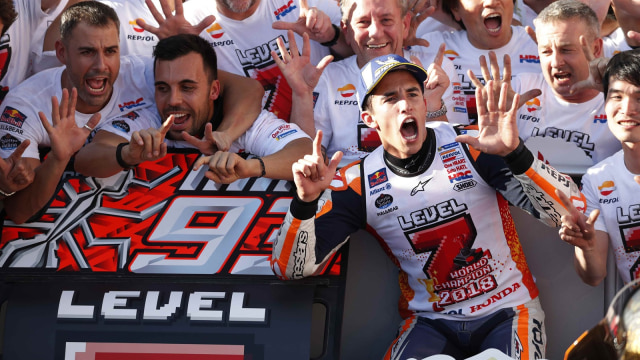 Marquez merayakan gelar juara bersama timnya. Foto: Toru Hanai/Reuters