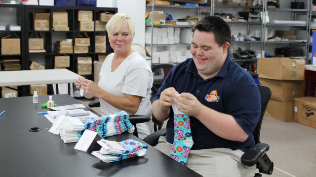 John Cronin Pengidap Down Syndrome yang sukses dengan bisnis John’s Crazy Socks. (Foto: Facebook/@johnscrazysocks Beranda)