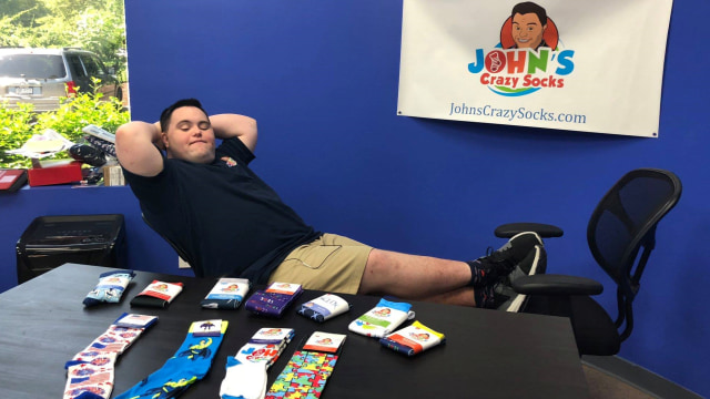 John Cronin Pengidap Down Syndrome yang sukses dengan bisnis John’s Crazy Socks. (Foto: Facebook/@johnscrazysocks Beranda)