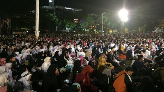 Presiden Joko Widodo hadir dalam malam puncak hari santri nasional 2018, di Lapangan Gasibu, Kota Bandung, Minggu (21/10/2018).  (Foto: Iqbal Tawakal Lazuardi Siregar/kumparan)