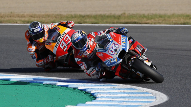 Duel antara Marc Marquez dan Andrea Dovizioso di MotoGP Jepang. Foto: REUTERS/Toru Hanai