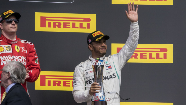 Kimi Raikkonen dan Lewis Hamilton di podium Formula 1 GP Amerika Serikat. (Foto: Reuters/Jerome Miron)