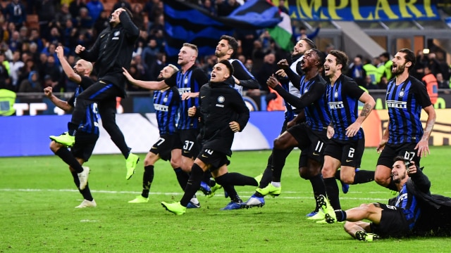 Inter Milan merayakan kemenangan di Derby della Madonnina 2018/19. (Foto: Miguel MEDINA / AFP)