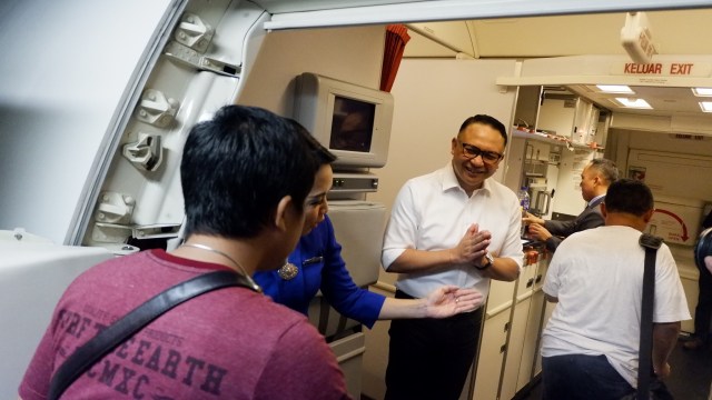 Direksi Garuda Layani Penumpang di Penerbangan Denpasar-Jakarta. (Foto: Dok. Garuda Indonesia)