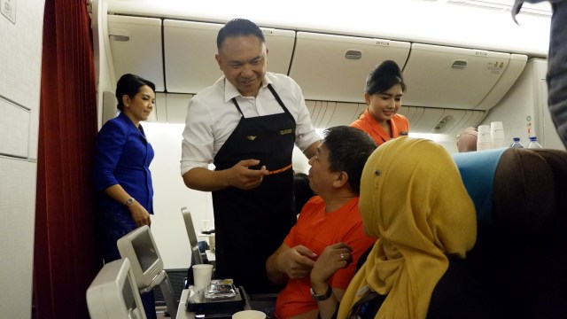 Direksi Garuda Layani Penumpang di Penerbangan Denpasar-Jakarta. (Foto: Dok. Garuda Indonesia)