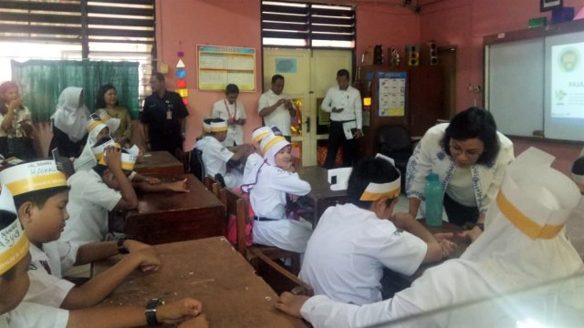Sri Mulyani mengajar kelas VI di SDN Kenari 07 Jakarta Pusat. (Foto: Nicha Muslimawati/kumparan)