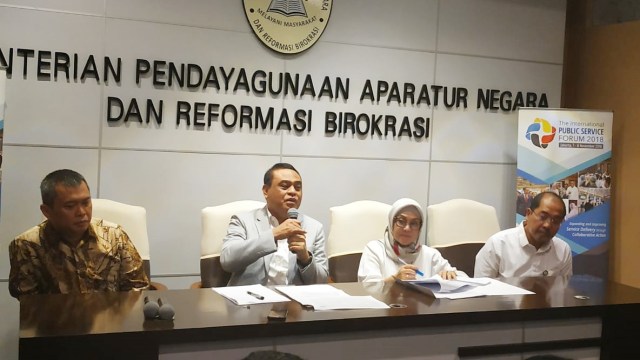 Menpan-RB dalam konpers di Kantor KemenPAN-RB di Jalan Jenderal Soedirman, Jakarta Selatan, Senin (22/10). (Foto: Maulana Ramadhan/kumparan)