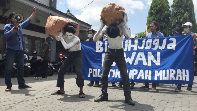 Puluhan buruh melakukan aksi menuntut kelayakan upah buruh di depan Kantor Disnakertrans DIY, Yogyakarta, Senin (22/10). (Foto: Arfiansyah Panji Purnandaru/kumparan)