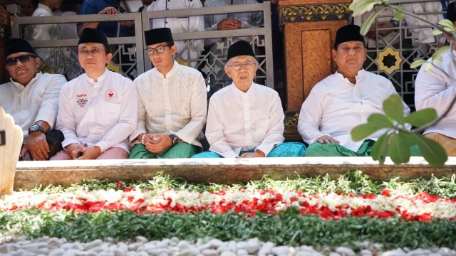 Prabowo (kanan) dan Sandi (ketiga kiri) berziarah ke makam Hadratusyech KH Hasyim Ashari, KH Wachid Hasyim dan KH Abduravhman Wahid atau Gus Dur. (Foto: Dok. Tim Sandiaga)