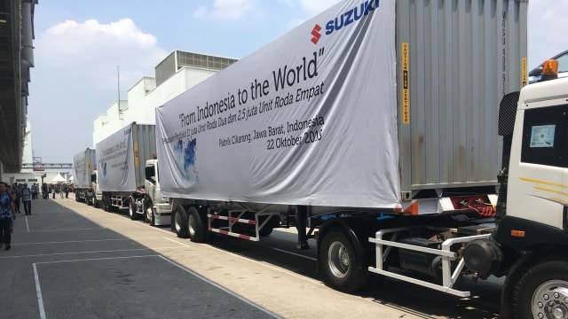 Truk trailer yang mengangkut komoditas ekspor produk Suzuki (Foto: Alfons Hartanto/kumparanOTO)