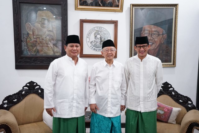 Prabowo (tengah) dan Sandi (kedua kanan) mengunjungi Gus Soleh di Ponpes Tebu Ireng, Jombang. (Foto: Dok. Tim Prabowo-Sandi)