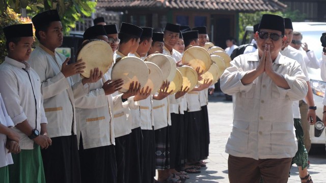 Prabowo mengunjungi Gus Soleh di Ponpes Tebu Ireng, Jombang. (Foto: Dok. Tim Prabowo-Sandi)