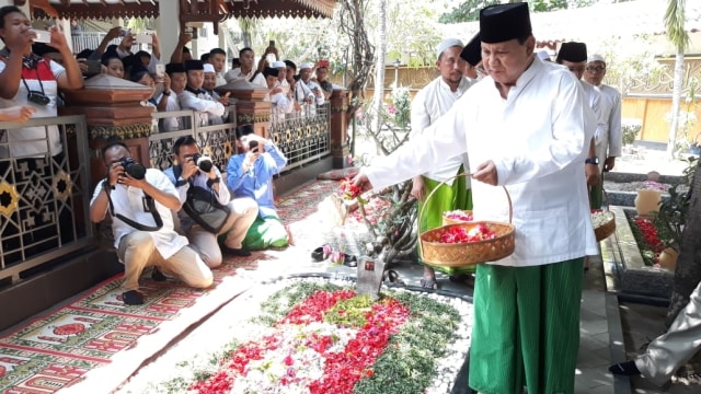 Prabowo ziarah ke makam pendiri NU KH Hasyim Asy'ari di komplek Pondok Pesantren Tebuireng, Jombang, Senin (22/10). (Foto: Dok. Istimewa)