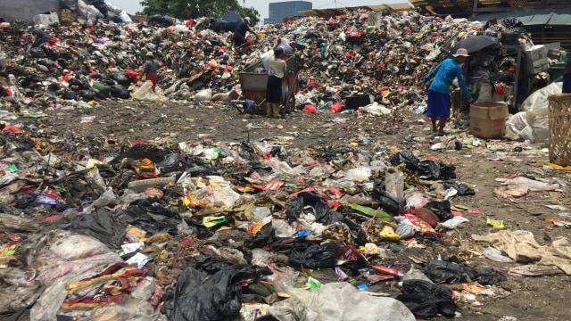 Tumpukan sampah di Tempat Pembuangan Sampah (TPS) RW 17, Muara Baru, Jakarta Utara, Senin (22/10). (Foto: Fachrul Irwinsyah/kumparan)
