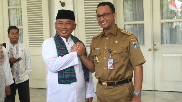Gubernur DKI Jakarta Anies Baswedan bersama Wali Kota Bekasi Rahmat Effendi di Balai Kota. (Foto: Moh Fajri/kumparan)