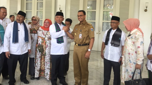Gubernur DKI Jakarta Anies Baswedan bersama Wali Kota Bekasi Rahmat Effendi di Balai Kota. (Foto: Moh Fajri/kumparan)