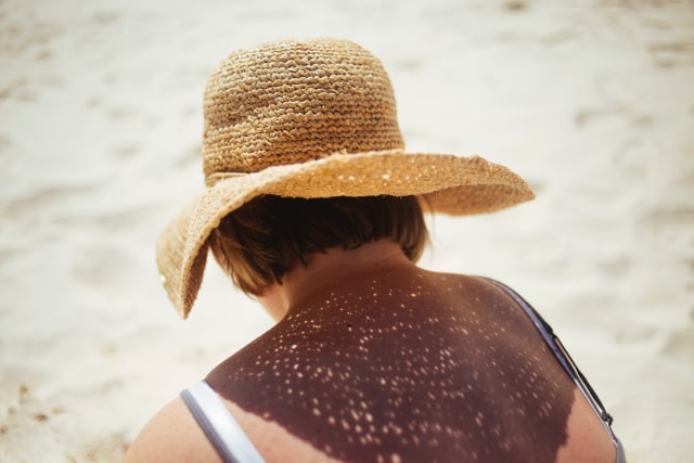 Topi lebar untuk melindungi diri dari sinar matahari menyengatd (Foto: dok. Unsplash)