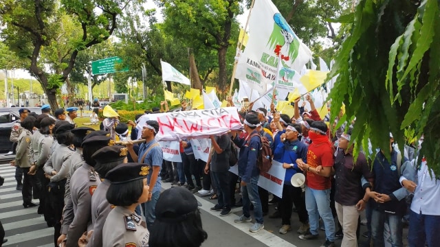 Massa KAMMI membawa keranda di demo empat tahun Pemerintahan Jokowi di depan Istana Negara, Jakarta Pusat, Senin (22/10). (Foto: Maulana Ramadhan/kumparan)