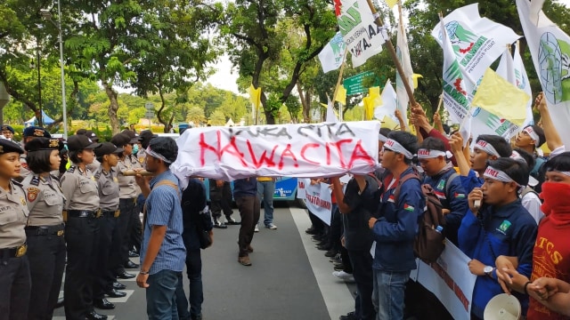 Massa KAMMI membawa keranda di demo empat tahun Pemerintahan Jokowi di depan Istana Negara, Jakarta Pusat, Senin (22/10). (Foto: Maulana Ramadhan/kumparan)