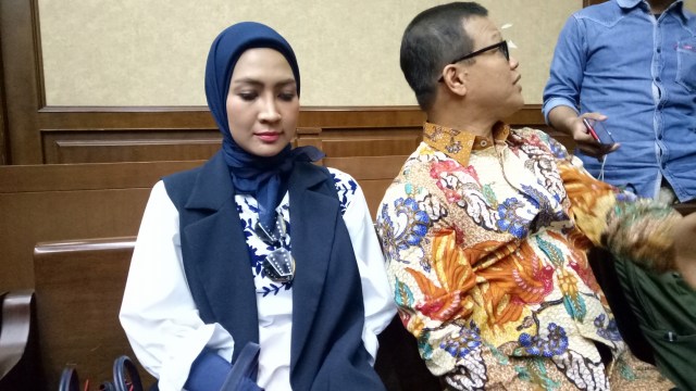 Fenny Steffy Burase (kiri) di Pengadilan Tipikor Jakarta. (Foto: Adhim Mugni Mubaroq/kumparan)