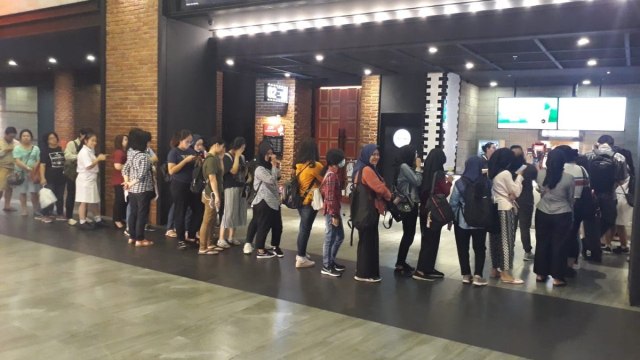 Fans mengantre untuk mendapatkan tiket film BTS. (Foto: Twitter/@FeatPictures)