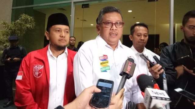 Hasto Kristiyanto (tengah) di hotel Santika Bogor. (Foto: Jihad Akbar/kumparan)