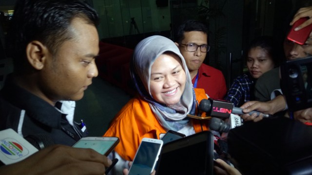 Bupati bekasi nonaktif Neneng Hassanah Yasin usai diperiksa KPK terkait dugaan suap pengurusan perizinan proyek Meikarta. (Foto:  Aprilandika Pratama/kumparan)