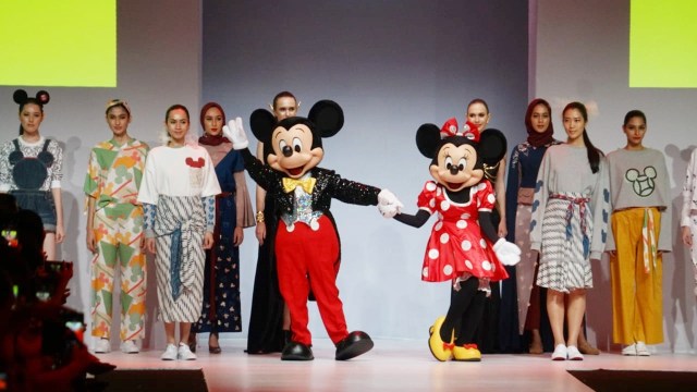 Fashion Show Disney's Mickey Mouse: The True Original present by Ikat Indonesia di Jakarta Fashion Week 2019. (Foto: Iqbal Firdaus/kumparan)