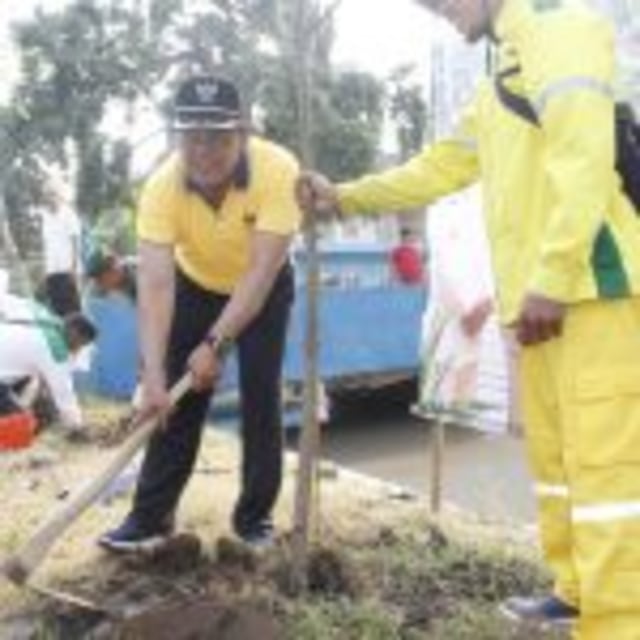 Tanggulangi Banjir, Wali Kota Pasuruan Ajak Masyarakat Peduli Lingkungan dengan Tanam Pohon